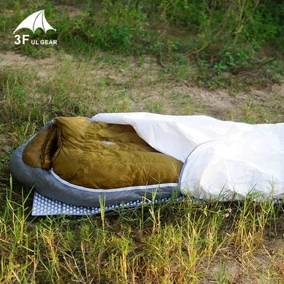 Sursac Tyvek utilisé en bivouac dans la nature.