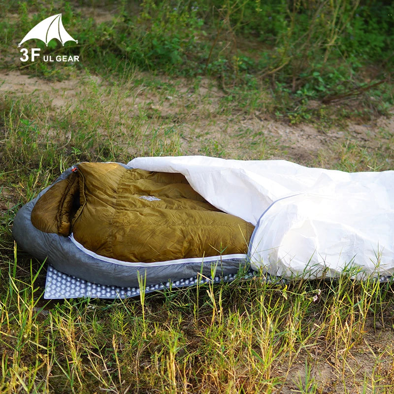 Sursac Tyvek installé sur un couchage en bivouac.