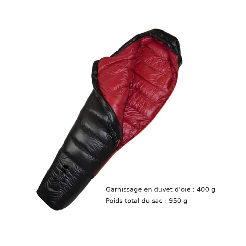 Sac de couchage en duvet d’oie : garnissage 400 g, poids total 950 g.