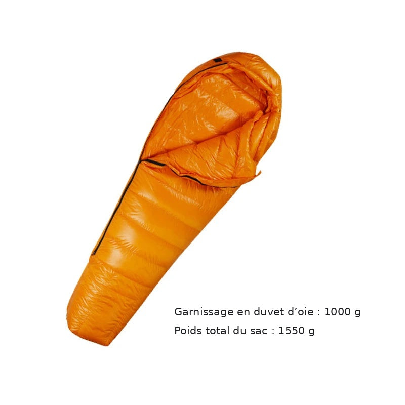 Sac de couchage en duvet d’oie : garnissage 1000 g, poids total 1550 g.