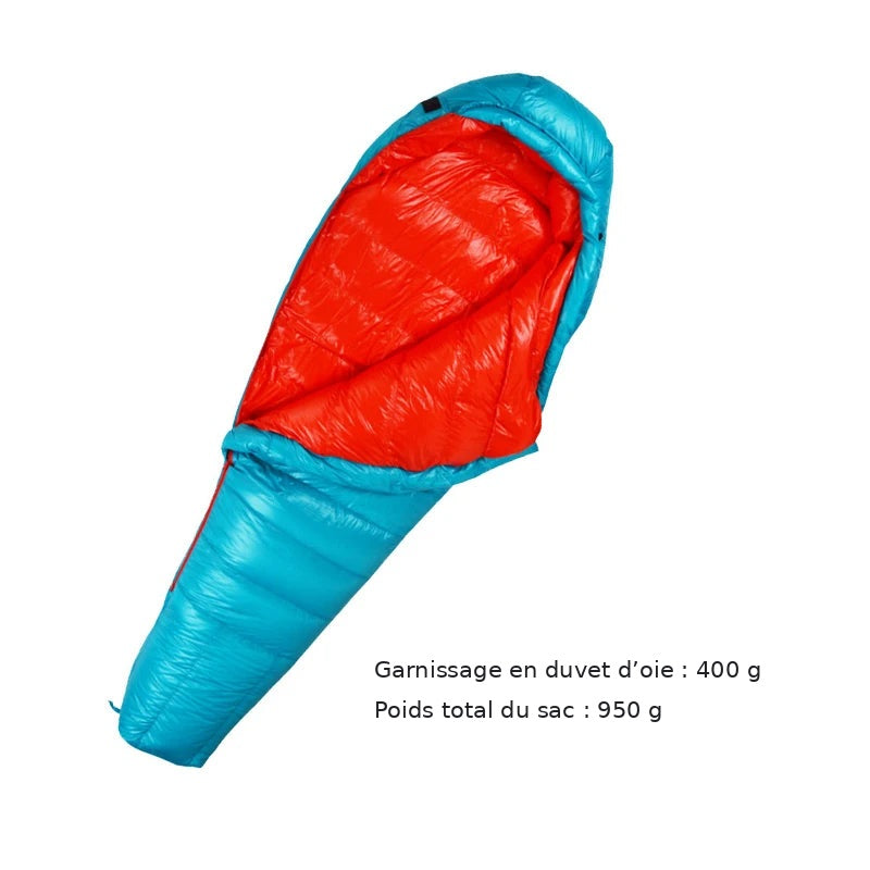 Sac de couchage en duvet d’oie : garnissage 400 g, poids total 950 g.