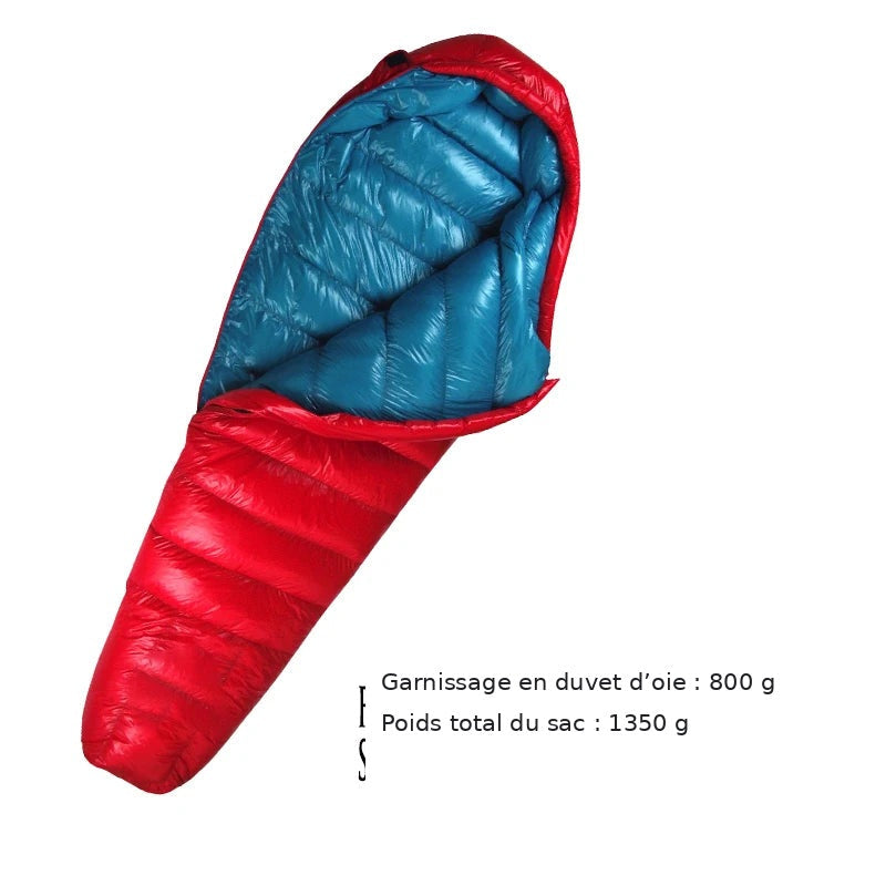 Sac de couchage en duvet d’oie : garnissage 800 g, poids total 1350 g.
