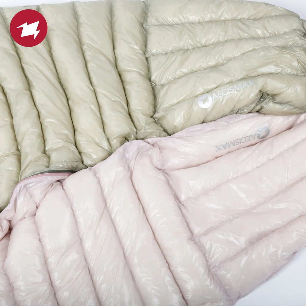 Gros plan sur le tissu et le duvet du sac AEGISMAX AIR.